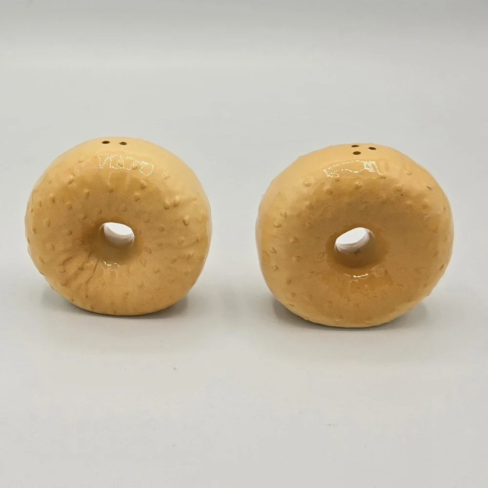 BAGEL SHAPE CERAMIC SALT‎ & PEPPER SHAKERS VINTAGE